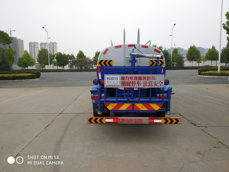 東風(fēng)5噸灑水車(chē)圖片 東風(fēng)5噸灑水車(chē)圖片