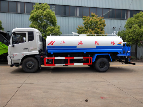 馬路上的環衛灑水車 馬路上的環衛灑水車