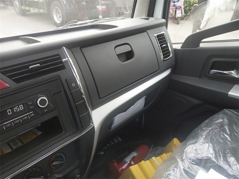 5方灑水車(chē) 5方灑水車(chē)