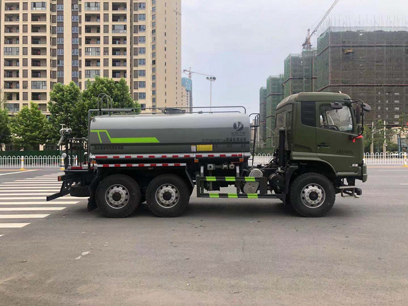 東風六驅灑水車 東風六驅灑水車