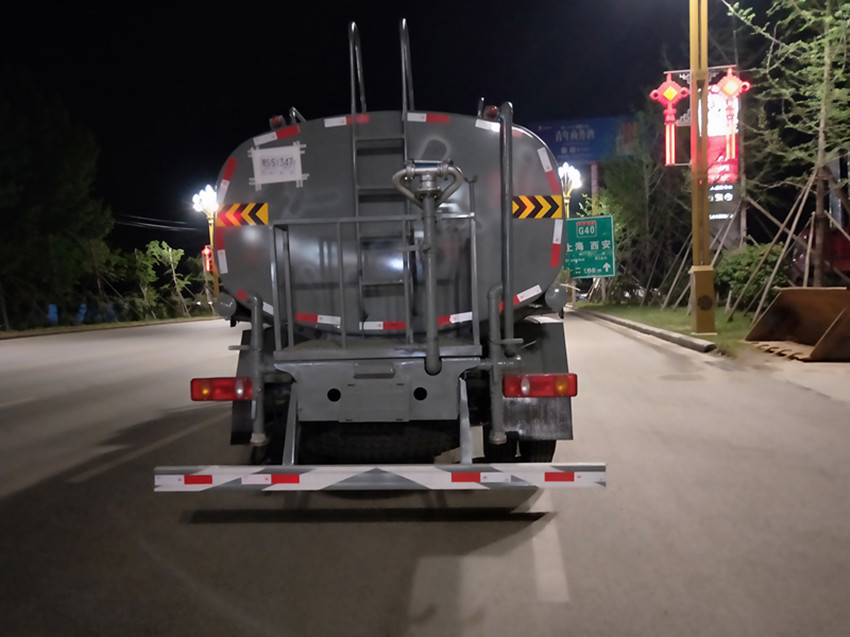 東風(fēng)專底D1國六12方灑水車 東風(fēng)專底D1國六12方灑水車
