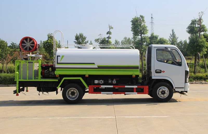 �|�LС������5����ˮ܇�����ױP���ã�  ���Ö|�LD6ϵ���¿��{��ң�3308mm�S�࣬���d����ȫ��115�R�����Ͱl�әC�򳯲�130�R�����Ͱl�әC���f��P5�n׃���䣬3.5T���7.00R16䓽z̥��ABS������늄Ӵ����п��i���b��耳ס����g��܇�����Ԅ����i������x��˲�r�ͺģ��Ƽ���ʮ�㣬�{�˸����m��GB7258��Ҏ��  �|�LС������������ˮ܇��  ����4mm���|̼䓰壬�ރ������p���˸��壬���Þ�ˮ܇����ˮ�ã��܌��F���M�ó����ܣ������bǰ�_���󞢡��ȇ�����ˮ܇ƽ�_����ˮ���ڣ����{��ֱ�������ꡢС�ꡢëë�ꡢ�F��Ч���������ɸ���ˮ�ܣ�����������ȼ������ӿڡ���ˮ܇��ֱ����7�ף���ˮ���ȴ���20�ף���̴���28�ס���ˮ܇�ɼ��bǰ�_�󞢚���y�{��ҿ��ơ��ɼ��b�F�ڙC�M�l늙C�M���F���m�b�á�