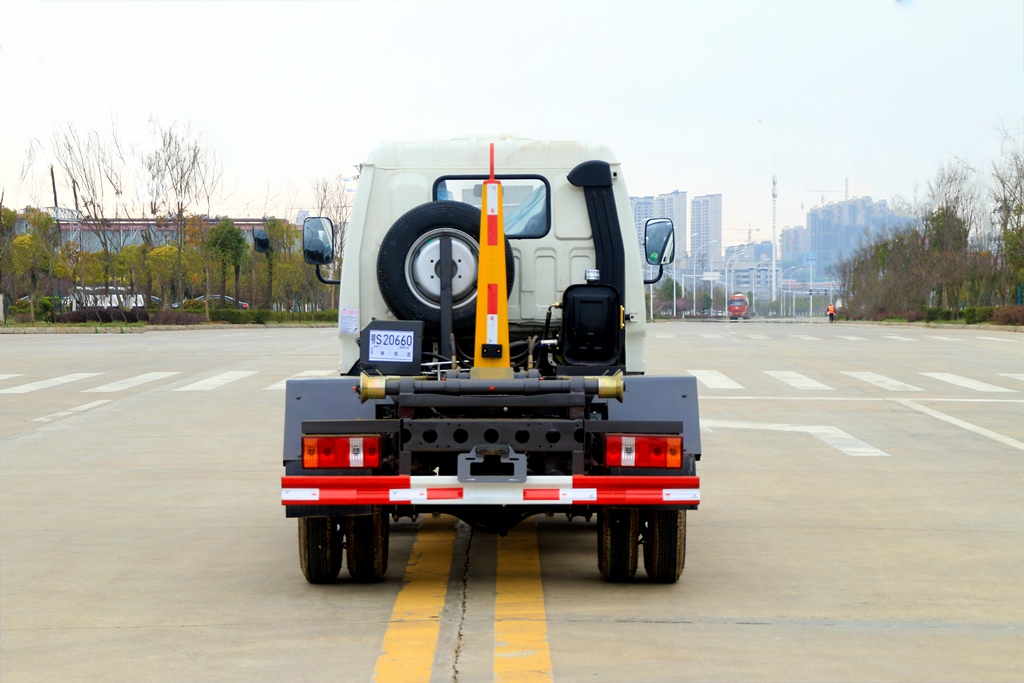 小卡之星2鉤臂垃圾車(chē)